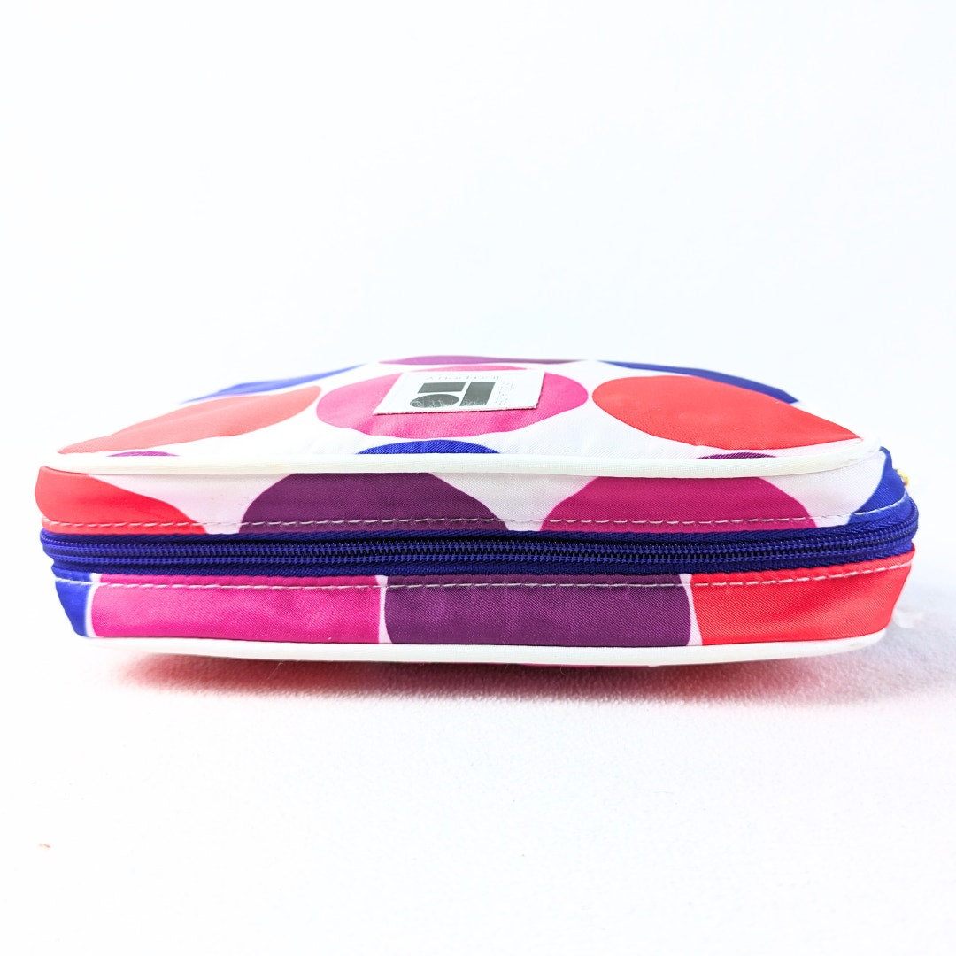 The view of the zipper of the Lisa Perry for Estée Lauder Geometric Print Make-up Bag.