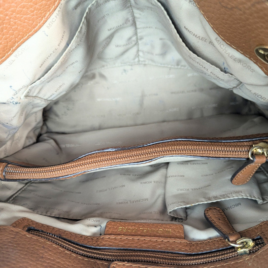 The view of the inside of the Michael Kors Jet Set Chain Medium Tote Bag.