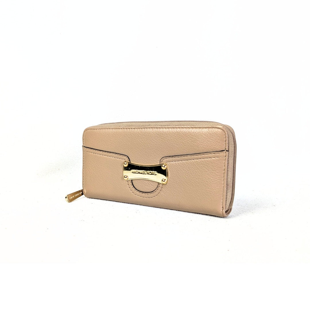 A pre-owned Michael Kors Saratoga Zip Around Continental Wallet in beige leather with a gold-tone logo plate and hardware.