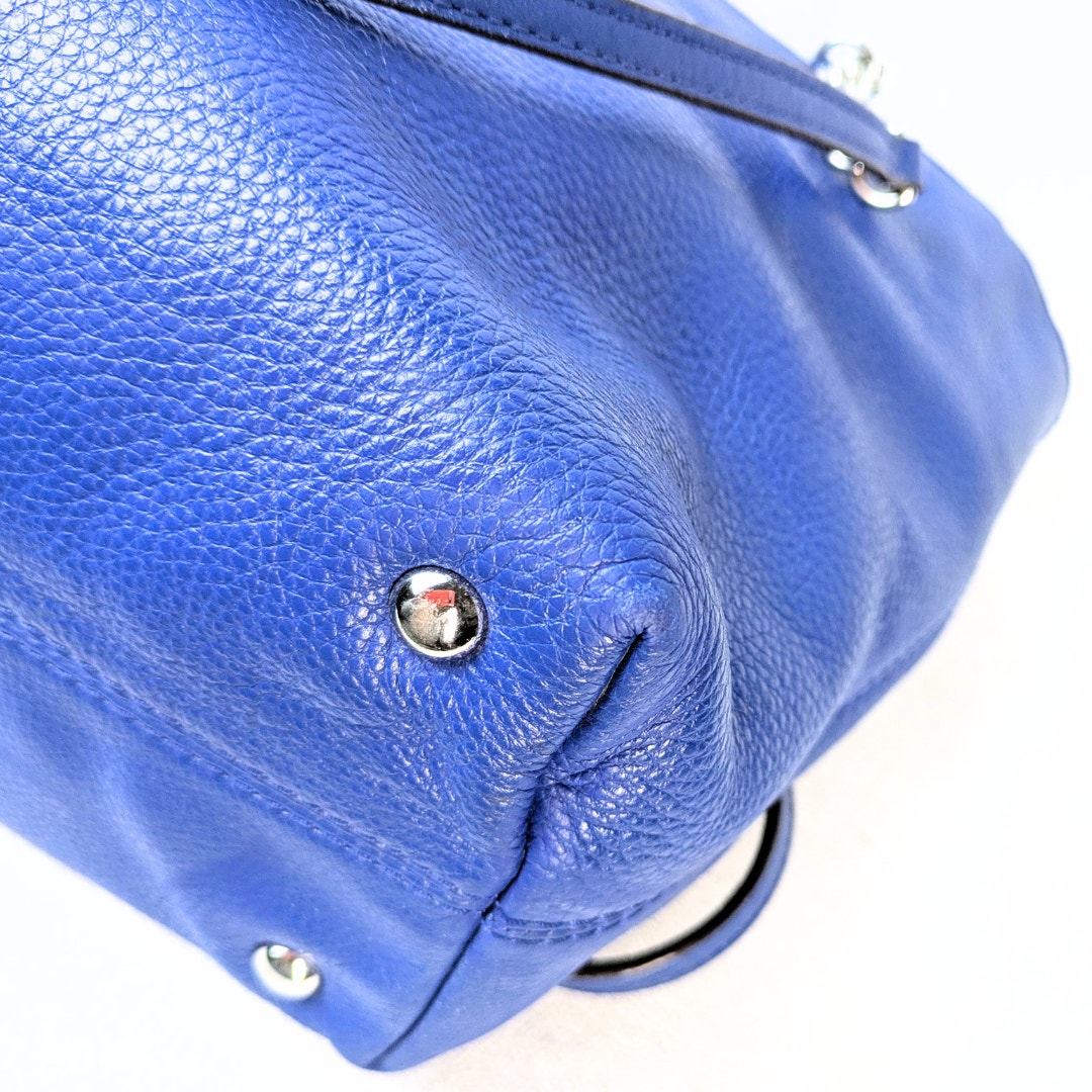 Pre-owned Michael Kors Jet Set East West Chain Tote Bag in Blue  - the view of the left bottom corner.