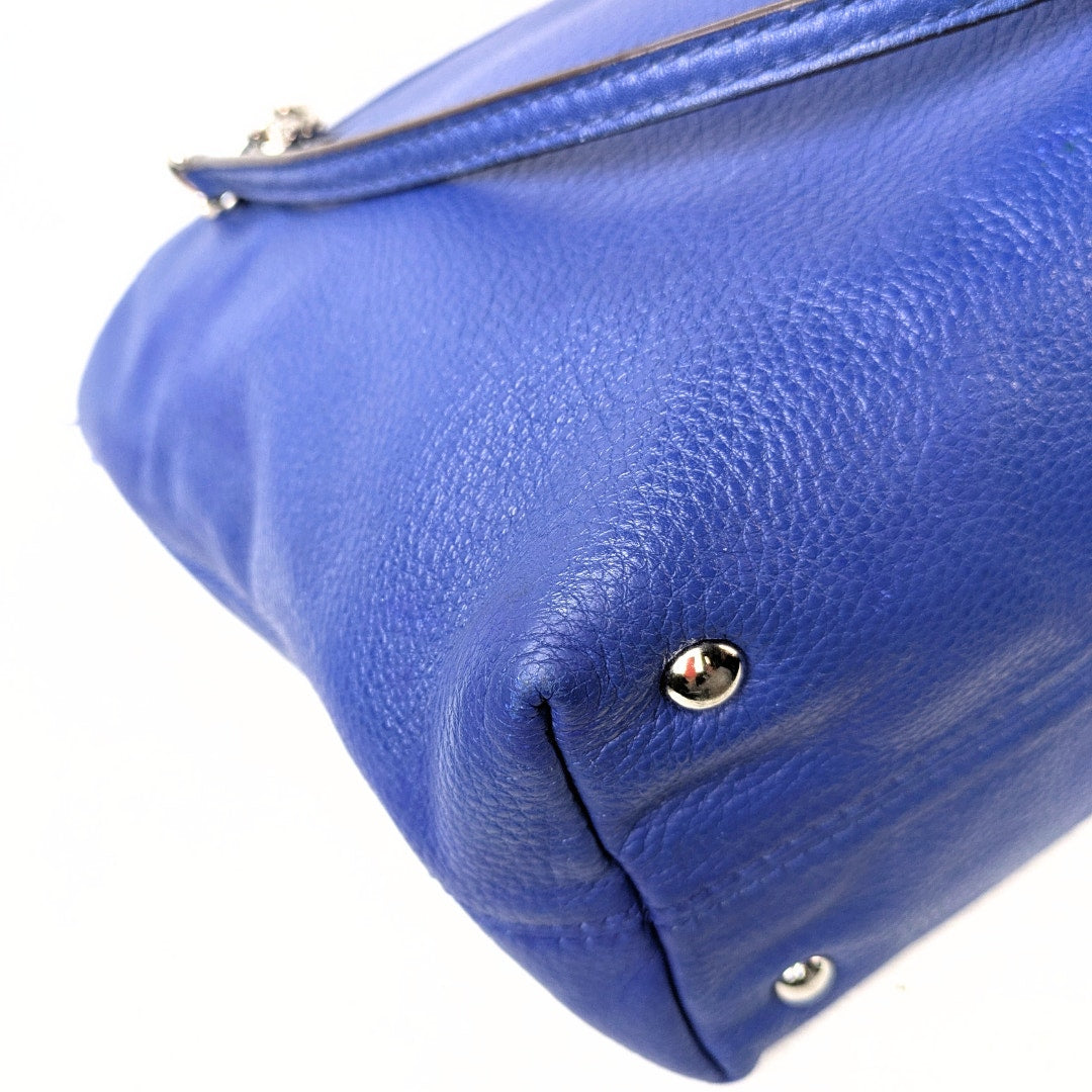 Pre-owned Michael Kors Jet Set East West Chain Tote Bag in Blue - the view of the right bottom corner.