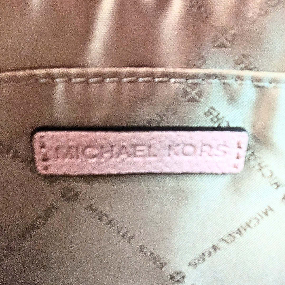Pre-owned Michael Kors Large Pebbled Leather Top Zip Wristlet