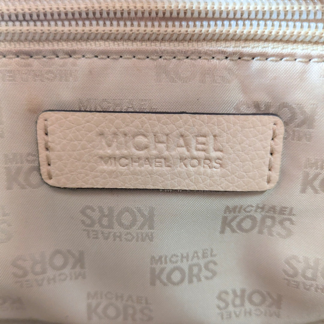 Logo patch of the pre-loved Michael Kors Mini Selby Pebbled Leather Satchel Bag.