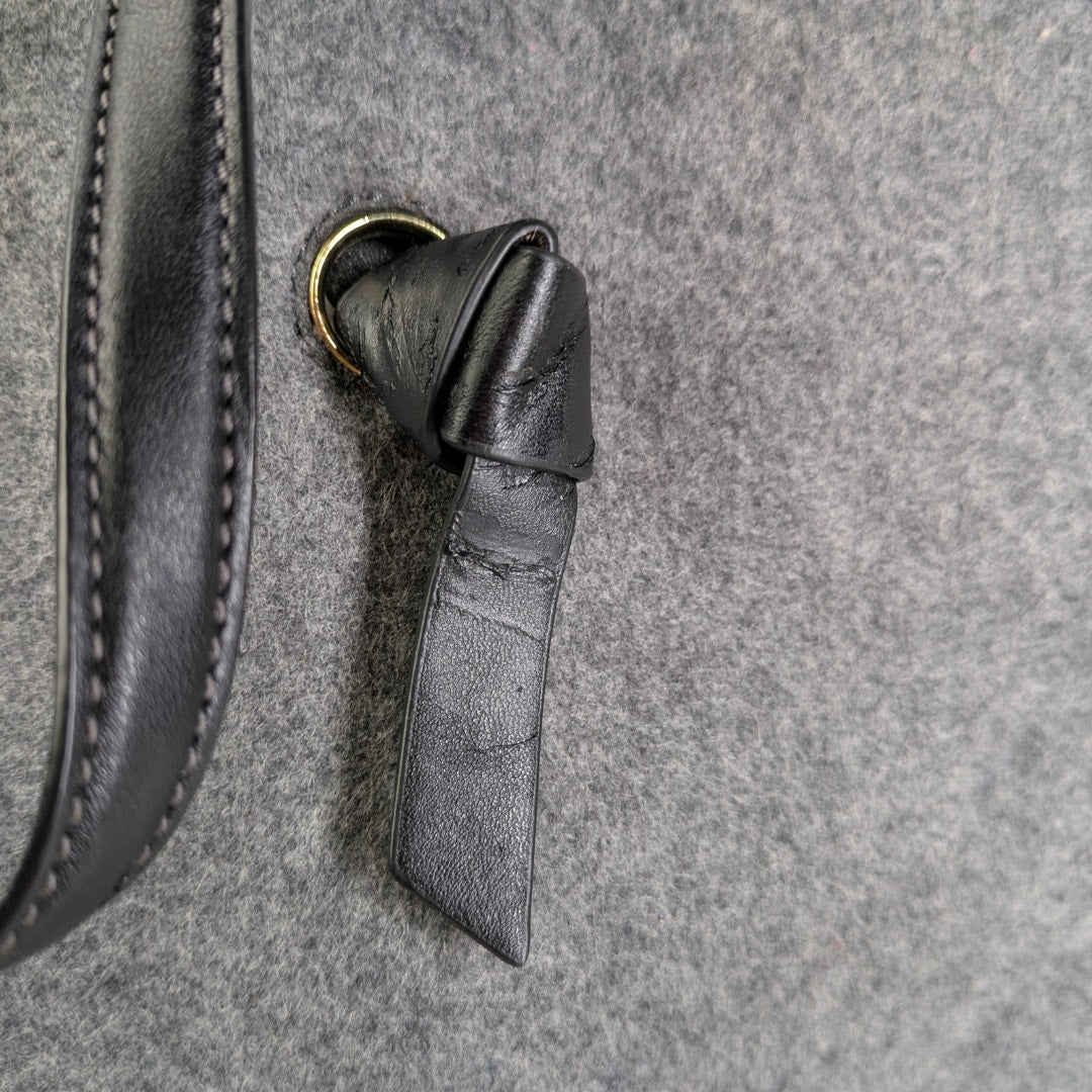 Handles of the Pre-owned Tory Burch Two-Tone Grey Trimmed Wool Shopper Bag.