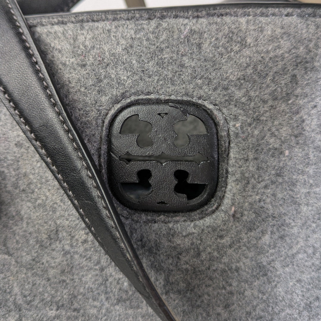Front logo of the Pre-owned Tory Burch Two-Tone Grey Trimmed Wool Shopper Bag.